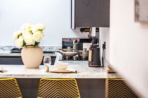 Dining - 2BR City Flat By Homeservation Short Term Rental Agency Birmingham (Birmingham)