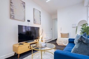 TV - 2BR City Flat By Homeservation Short Term Rental Agency Birmingham (Birmingham)
