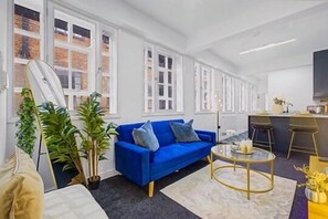 TV - 2BR City Flat By Homeservation Short Term Rental Agency Birmingham (Birmingham)