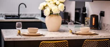 Køleskab, mikrobølgeovn, ovn, kogeplade