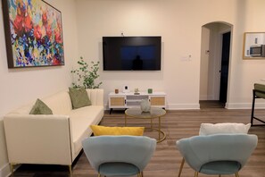 Living area - Marvelous 3-bedroom house 15 min from DT in San Antonio (San Antonio)