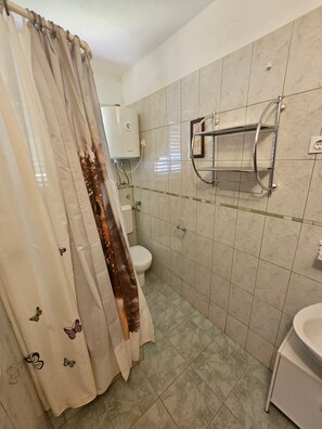 Shower, towels - Antica Private Apartment Komiza (Komiza)