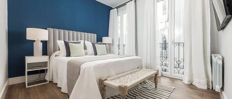 Iron/ironing board, bed sheets