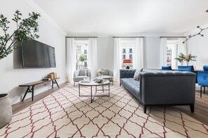 Living area - Alcala IX - Three Bedroom Apartment, Sleeps 6 (Madrid)