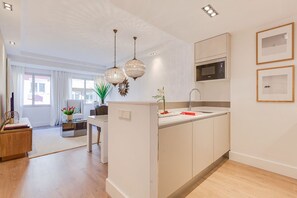 Fridge, microwave, dishwasher, coffee/tea maker
