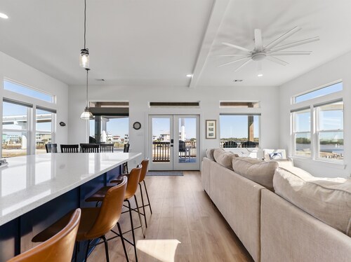 Modern Matagorda Getaway – 4 King Bedrooms, Canal Access & Minutes to the Beach