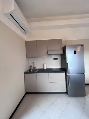 Family Apartment, Balcony, Sea View | Private kitchen - Collimare rooms (Vezzano Ligure)