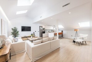 Living area - Sevilla IV - Two Bedroom Apartment, Sleeps 4 (Madrid)