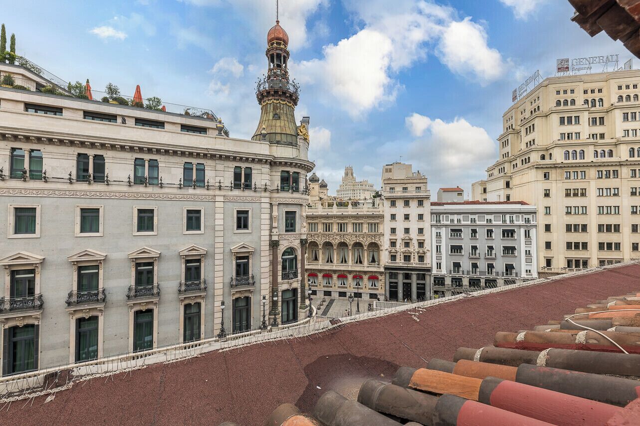 Un bâtiment historique à l’architecture classique, caractérisé par une tour imposante et de nombreux balcons.