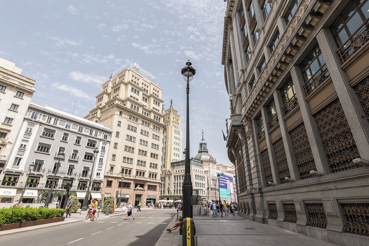 Un edificio histórico con arquitectura clásica, que incluye diseños de ventanas ornamentales y una cúpula destacada.