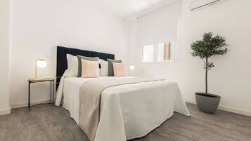 2 slaapkamers, een strijkplank/strijkijzer, internet, beddengoed