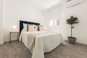 2 bedrooms, iron/ironing board, internet, bed sheets