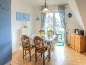 Dining - Fokuhl Apartment with Shared Garden, Balcony and Wi-Fi (Hooksiel)