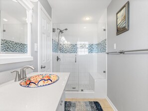 Shower, towels - Colorado Riverfront Oasis – Fishing, Views & Perfect Family Getaway (Matagorda)