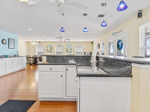 Private kitchen - Colorado Riverfront Oasis – Fishing, Views & Perfect Family Getaway (Matagorda)