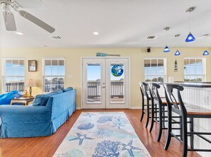 Living area - Colorado Riverfront Oasis – Fishing, Views & Perfect Family Getaway (Matagorda)