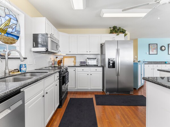 Private kitchen - Colorado Riverfront Oasis – Fishing, Views & Perfect Family Getaway (Matagorda)