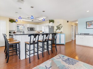 Private kitchen - Colorado Riverfront Oasis – Fishing, Views & Perfect Family Getaway (Matagorda)