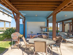 Outdoor dining - Colorado Riverfront Oasis – Fishing, Views & Perfect Family Getaway (Matagorda)