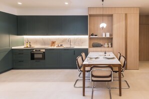 Coffee/tea maker, microwave, oven, dishwasher - Ramón de Santillán III (Madrid)