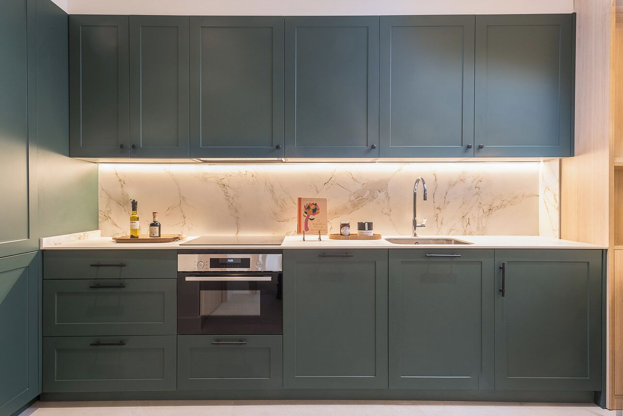 Microondas, horno, lavavajillas y cafetera y tetera 