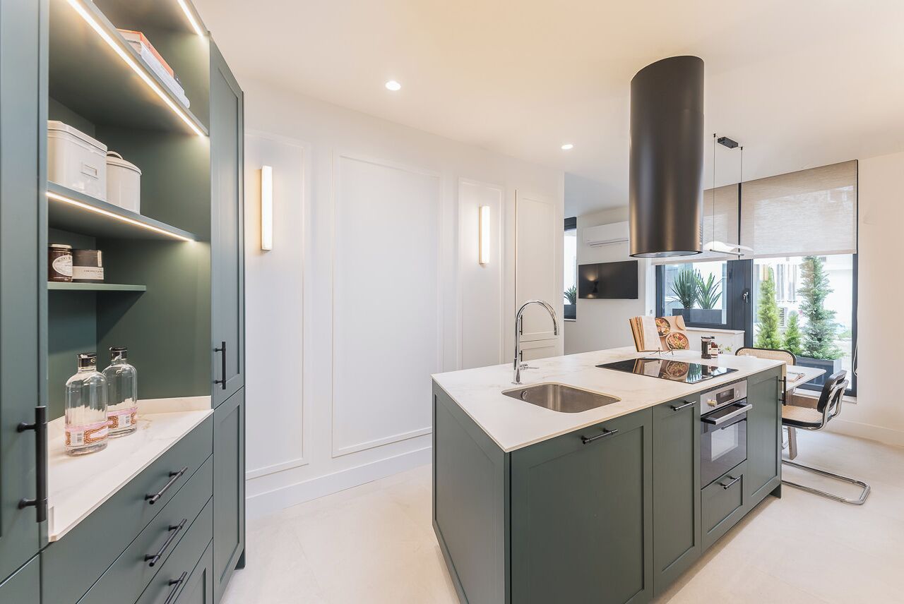 Microondas, horno, lavavajillas y cafetera y tetera 