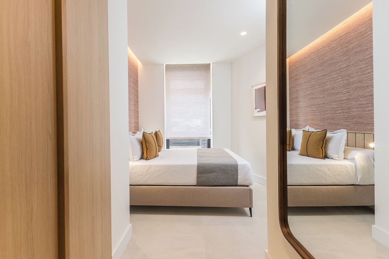 Tabla de planchar con plancha, internet y ropa de cama 