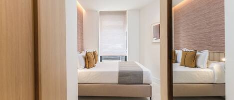 Tabla de planchar con plancha, internet y ropa de cama