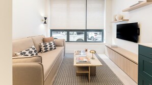 A modern living room with a sofa, coffee table, and TV. - Ramón de Santillán I (Madrid)
