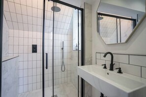 Hårtork, handdukar och toalettpapper