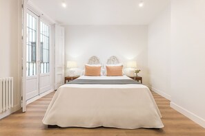 4 bedrooms, iron/ironing board, Internet, bed sheets - Fuencarral XXII - Three Bedroom Apartment, Sleeps 6 (Madrid)