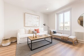 Living area - Fuencarral XXII - Three Bedroom Apartment, Sleeps 6 (Madrid)
