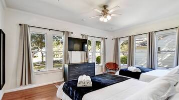 Escrivaninha, ferros/tábuas de passar roupa, berço de viagem