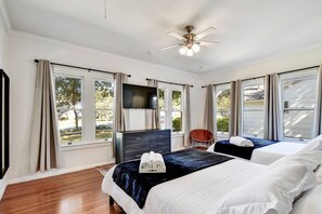 Escrivaninha, ferros/tábuas de passar roupa, berço de viagem