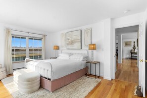 4 slaapkamers, een bureau, een strijkplank/strijkijzer, gratis wifi