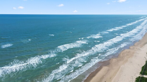 A beach with waves crashing onto the shore. - Beach Retreat Large 1st floor 2 bed 2 bath (South Padre Island)