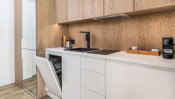 Mini-Kühlschrank, Wasserkocher mit Kaffee-/Teezubehör, Wasserkocher