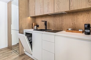 Frigobar, cafeteira/chaleira, chaleira elétrica