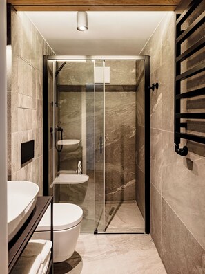 Een douche, een haardroger, handdoeken, zeep