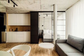 Apartament typu Classic widok na dziedziniec Morska 101/103 | Private kitchen | Mini-fridge, coffee/tea maker, electric kettle - BalticON Apartments Morska (Kołobrzeg)