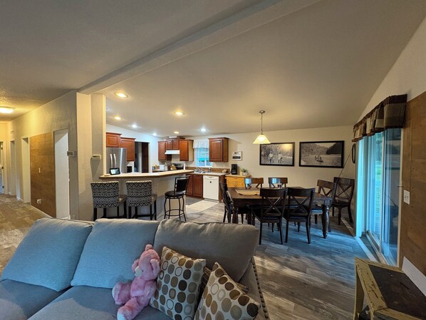 Living area - 11-Acre Smart Retreat • Mountain Views • Trails • 20 Min to Sandpoint & Skiing (Sandpoint)