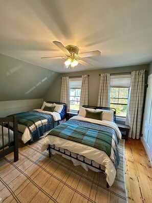 Desk, free WiFi, bed sheets - Brookside Retreat mins to mountain & walk to town (Ludlow)