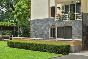 Property grounds - 2-bedroom apartment in fantastic Jacó with cool AC (Jacó)