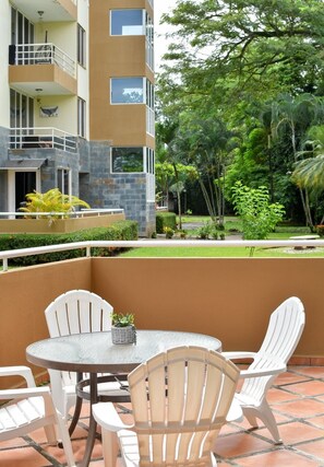 Outdoor dining - 2-bedroom apartment in fantastic Jacó with cool AC (Jacó)