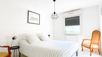 Tabla de planchar con plancha, wifi y ropa de cama