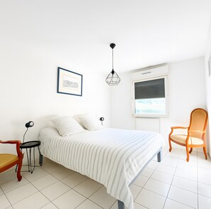 Tabla de planchar con plancha, wifi y ropa de cama 