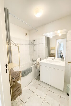 Bruser, hårtørrer, håndklæder