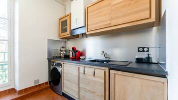 Réfrigérateur, micro-ondes, four, plaque de cuisson