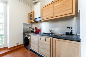 Private kitchen - Apartment 'Beau T3 Vue Vallée De L'eure Et' with Wi-Fi and Air Conditioning (Uzès)