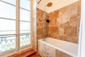 Suihku, ilmaiset hygieniatuotteet, hiustenkuivaaja, pyyhkeet